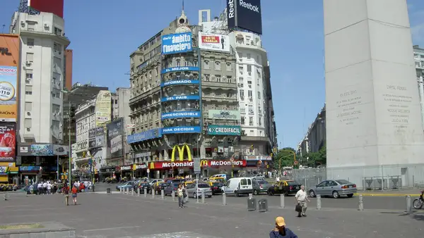 Avenida 9 de Julio e Obelisco de Buenos Aires na Argentina em dia de sol