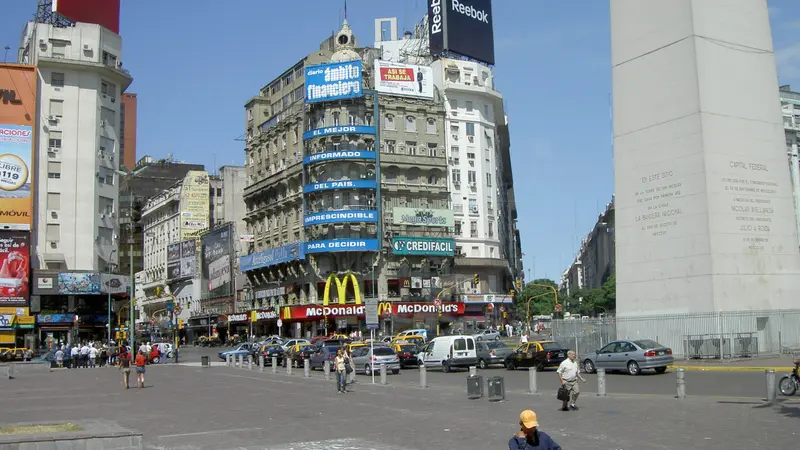 Avenida 9 de Julio e Obelisco de Buenos Aires na Argentina em dia de sol